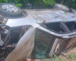 Arcos: Carro capota na MG-170 e deixa um ferido