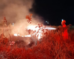 Arcos: Bombeiros combatem incêndio em lote em Arcos e emitem alerta