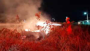 Arcos: Bombeiros combatem inc&ecirc;ndio em lote em Arcos e emitem alerta