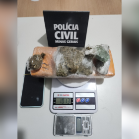 Nova Serrana: homem &eacute; abordado na porta de casa pela PC, que entra e localiza grande quantia de drogas