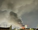 Incêndio de grandes proporções destrói ferro-velho no bairro Icaraí, em Divinópolis