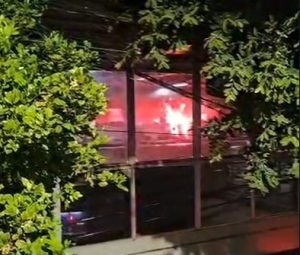 Bombeiros controlam inc&ecirc;ndio no Supermercados ABC em Divin&oacute;polis