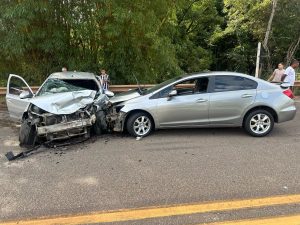 Acidente deixa quatro feridos na MG-050, em Ita&uacute;na