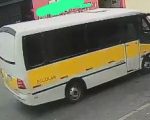 Divinópolis: motorista de micro-ônibus foge após bater em carro