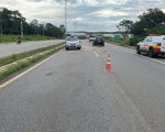 Motorista capota carro ao desviar de cachorro na MG-260, em Cláudio
