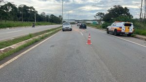 Motorista capota carro ao desviar de cachorro na MG-260, em Cl&aacute;udio