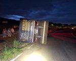 Caminhão carregado com minério tomba na MG-050 em Itaúna