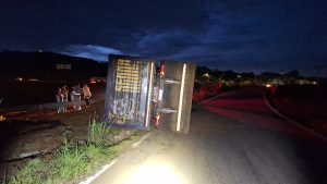 Caminh&atilde;o carregado com min&eacute;rio tomba na MG-050 em Ita&uacute;na