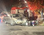 Colisão entre moto e carro deixa idosa ferida no Centro de Divinópolis