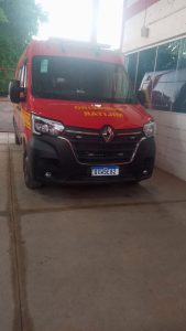 Mulher cai dentro de estabelecimento e &eacute; imobilizada com suspeita de fratura em Arcos