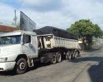 Carreta derrama minério no bairro Niterói, em Divinópolis