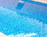 Criança de três anos morre afogada em piscina durante chá revelação na Grande BH