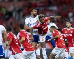 Cruzeiro tem jogador expulso e é goleado pelo Internacional.