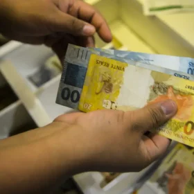 Governo prop&otilde;e sal&aacute;rio m&iacute;nimo de R$ 1.630 em 2026