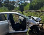 Duas pessoas ficam feridas após carro colidir com trem na Grande BH