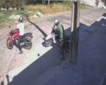 Câmera flagra furto de moto no Jardim das Acácias, em Divinópolis