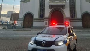 Homem joga pedras em sacristia de igreja, tenta fugir em prociss&atilde;o e &eacute; preso em Ita&uacute;na