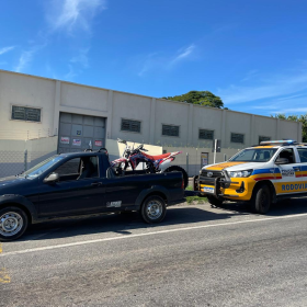 Homem que transportava moto adulterada em caminhonete é preso, em Divinópolis