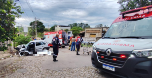 Idoso em parada cardíaca morre após carro bater em poste, em Ermida