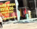 Trio usou grade para quebrar vidro de loja no Centro durante furto, diz PM