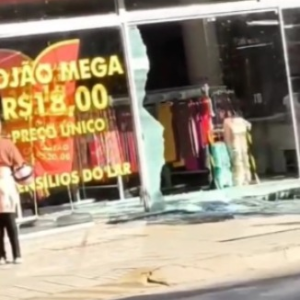 Trio usou grade para quebrar vidro de loja no Centro durante furto, diz PM