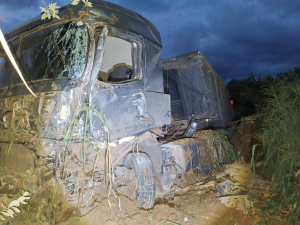 Acidente entre caminh&otilde;es deixa um ferido na BR-354, em Formiga