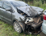 Acidente entre dois carros deixa mulher ferida na Estrada de Cajuru