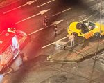 Motorista bate Porsche em poste e foge em BH; passageira fica gravemente ferida