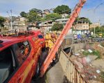 Mulher cai no ribeirão Arrudas e é resgatada pelos bombeiros em BH