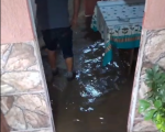Casa é invadida por esgoto duas vezes no mesmo dia no bairro Santo Antônio, em Divinópolis