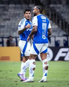 &ldquo;Quem c&ocirc; s&ocirc;, ondi eu t&ocirc;, prom c&ocirc; v&ocirc;&rdquo;?? Cruzeiro vive sua pior &ldquo;crise de identidade&rdquo; desde 2020.