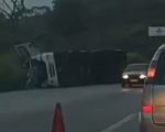 Vídeo: Carreta tomba na BR-381 e complica trânsito na saída de BH