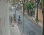 Vídeo: Homem com filho no colo é assaltado no bairro Serra, em BH