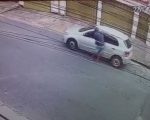 Vídeo: Motorista de app finge se render a assalto, dispara alarme e ladrão foge em BH