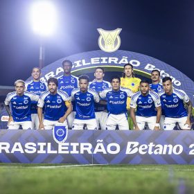Raposa contra o líder Urubu. Alerta de jogão! Cruzeiro x Flamengo. A Minas FM transmite.