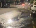 Morador denuncia vazamento de esgoto na rua Espírito Santo, em Divinópolis, e cobra solução da Copasa