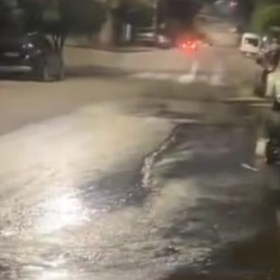 Morador denuncia vazamento de esgoto na rua Espírito Santo, em Divinópolis, e cobra solução da Copasa