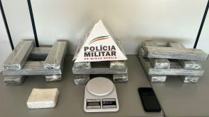 Homem morre a tiros em Nova Serrana e PM apreende 20 kg de drogas na casa da v&iacute;tima