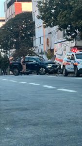 V&iacute;deo: caminhonete atinge motorhome na rua Pernambuco em Divin&oacute;polis
