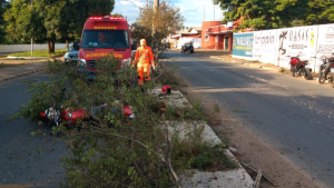 Motociclista fica gravemente ferido ap&oacute;s colidir ve&iacute;culo em canteiro
