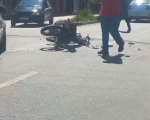 Vídeo: colisão entre carro e moto deixa jovem ferido em Divinópolis