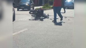 Vídeo: colisão entre carro e moto deixa jovem ferido em Divinópolis