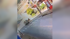 Vídeo: Câmeras registram mais um acidente na Rua Bonsucesso e população pede melhorias na sinalização