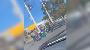 Mulher fica ferida em acidente entre carro e moto em Divin&oacute;polis