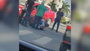 Divinópolis: Batida entre carro e moto na Rua Mato Grosso deixa homem ferido