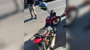 Motocicleta furtada &eacute; recuperada durante blitz no Centro de Cl&aacute;udio