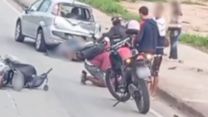 V&Iacute;DEO: Grave acidente entre motocicletas e carro &eacute; registrado em Nova Serrana