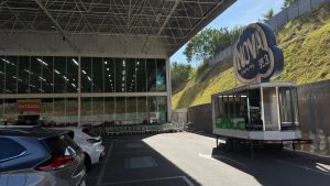 Estúdio móvel da rádio Nova Sertaneja esta AO VIVO direto do Mart Minas do bairro Ipiranga.