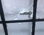Morador de rua arremessa pedra e quebra vitrine de loja no Centro de Divinópolis