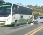Duas mulheres ficam feridas após carro bater em ônibus na MG-050, entre Divinópolis e Formiga